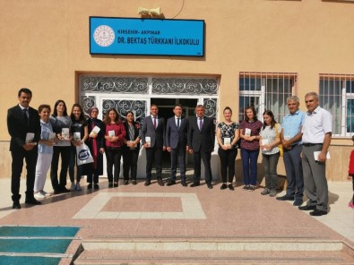 Akpınar Belediye Başkanı Turgut İlçedeki Öğretmenlere 'Beyaz Zambaklar Ülkesi' Kitabını Hediye Etti