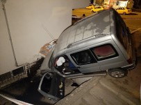 AYVALı - Ankara'da Otomobil Apartman Duvarını Deldi