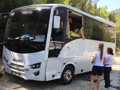Antalya'da Yolcusunu Unutan Tur Otobüsü Kaza Yaptı Açıklaması 2 Yaralı