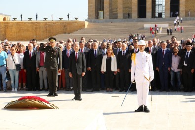 Kılıçdaroğlu Başkanlığındaki CHP Heyeti Anıtkabir'i Ziyaret Etti
