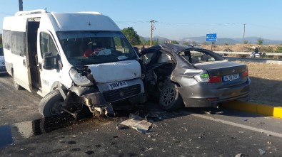 Kırkağaç'ta İşçi Midibüsü Otomobil İle Çarpıştı Açıklaması 6 Yaralı
