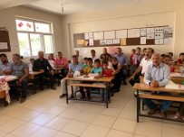 DERNEK BAŞKANI - Köy Okulu Öğrencilerine Kırtasiye Yardımı Yapıldı