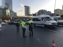 OKUL SERVİSİ - Yeni Eğitim Ve Öğretim Yılında Trafik Polisleri Okul Servislerine Denetim Yaptı