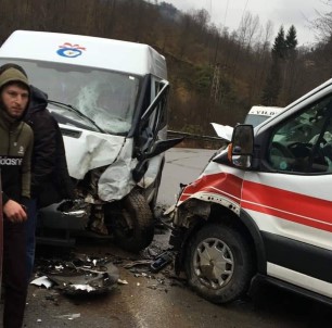 Ambulans Ve Hasta Taşıyan Minibüs Çarpıştı Açıklaması 7 Yaralı