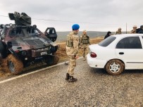 AHMET BİLGİN - Çamura Saplanan Aracı Jandarma Kobra İle Kurtardı