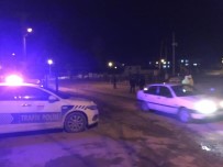 YILBAŞI GECESİ - Eksi 5 Derecede Trafik Denetimi Yapıp Çikolata İkram Ettiler