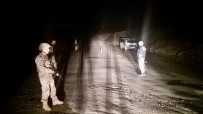 SÜRÜCÜ BELGESİ - Elazığ'da Jandarma,Yıl Başı Uygulamasında Toz Esrar Ele Geçirdi