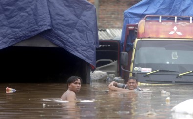 Endonezya'da Sel Açıklaması 9 Ölü