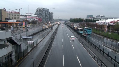 Yılın ilk günü İstanbul’da yollar boş kaldı