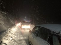 KAR LASTİĞİ - Kar Yağışı Abant Tabiat Parkı Yolunda Trafiği Etkiledi