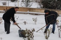 KAR YIĞINLARI - Kaymakam Ve Belediye Başkanı Şehitlikte Kar Temizliği Yaptı