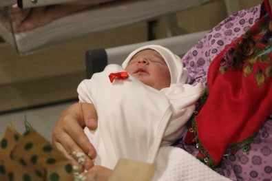 Mersin'de Yeni Yılın İlk Bebeği Cennet Nur Oldu