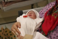 NORMAL DOĞUM - Mersin'de Yeni Yılın İlk Bebeği Cennet Nur Oldu