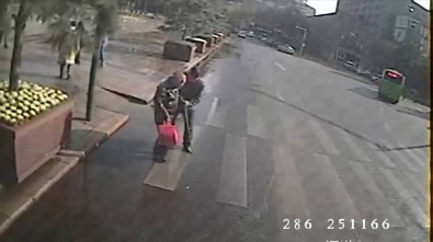 Otobüs Şoföründen Takdir Toplayan Hareket