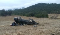 AHMET HAMDI AKPıNAR - Otomobil Tarlaya Uçtu Açıklaması 2 Yaralı