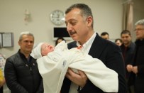 MEHMET ELLIBEŞ - Yeni Yılın İlk Bebeğinin Kulağına Belediye Başkanı Ezan Okudu