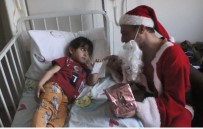 YILBAŞI GECESİ - Yılbaşında Noel Baba Kostümü Giyerek Hasta Öğrencilerini Ziyaret Ettiler
