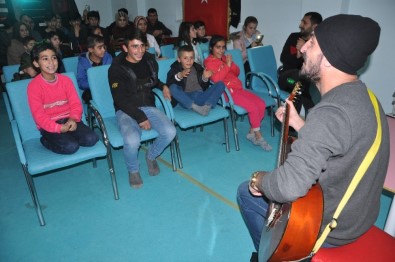 Yüksekova'da Engelli Öğrencilere Mini Konser
