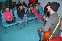 ENGELLİ ÖĞRENCİLER - Yüksekova'da Engelli Öğrencilere Mini Konser