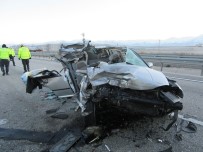 TIR ŞOFÖRÜ - Afyonkarahisar'da Otomobil Tıra Çarptı Açıklaması 1 Ölü, 2 Yaralı