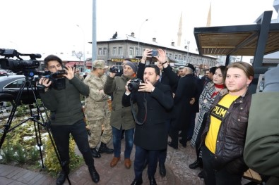 Bu Kez Belediye Başkanı Arı, Gazetecilerin Fotoğrafını Çekti