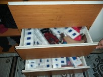 KAÇAK SİGARA - Evdeki Çekmecelerden Kaçak Sigara Fışkırdı