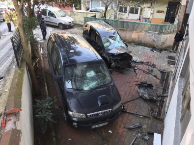 Kontrolden Çıkan Araç Binanın Duvarına Çarptı, İki Kişi Araçta Sıkıştı