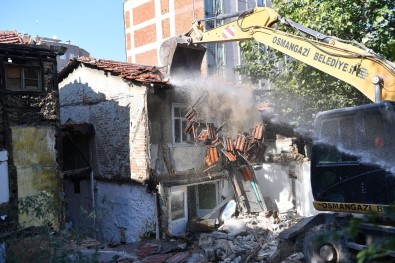 Osmangazi Belediyesi 100 Metruk Binayı Yıktı