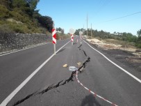 KARAYOLLARI - Adrasan Yolunda Heyelan Sebebiyle Çökme Yaşandı