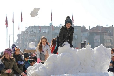 Akhisar Belediyesinden Çocuklara Kar Sürprizi