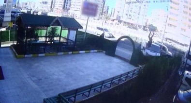 Diyarbakır'da Minibüs Önce Yayaya Çarptı, Ardından Kursun Bahçesine Girdi