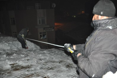 Eksi 20 Derecede 50 TL İçin Çatı Temizliyorlar