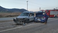 Hafif Ticari Araç İle Otomobil Çarpıştı Açıklaması 1 Yaralı