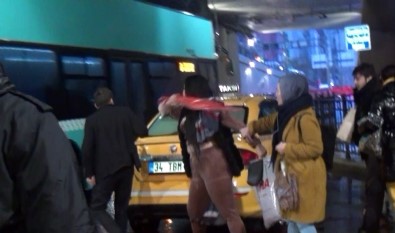 (Özel) Taksim'de Taksici İle Kadın Turistin Şemsiye Ve Tekmeli Kavgası Kamerada