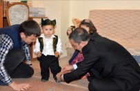 REKTÖR - Rektör'den Kazakistanlı Öğrenciye Atalık Jesti