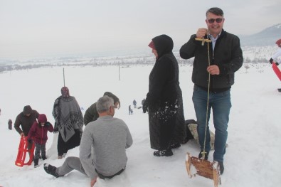 Kütahyalıların Tepsi Ve Lastiklerle Kayak Keyfi