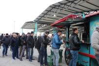 OTO PAZARI - Manisa Açık Oto Pazarı Sıcak Çorbayla Isındı