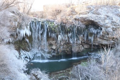 Sivas'ta Gölet Ve Şelaleler Buz Tuttu