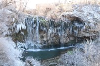 ŞELALE - Sivas'ta Gölet Ve Şelaleler Buz Tuttu