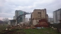 Yeşilyurt'ta Metruk Binalar Yıkılıyor