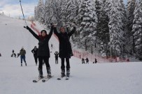 KAR KALINLIĞI - Artvin'de Hafta Sonu Atabarı Kayak Merkezi Doldu Taştı
