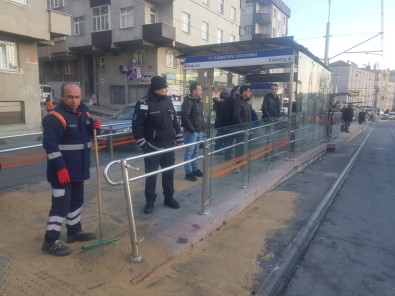 Bağcılar'da İki Araç Kaza Yaptı, Tramvay Seferleri Durdu