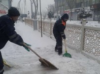 KAR YAĞıŞı - Hakkari'de Kar Temizleme Çalışması