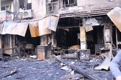İzmir'de Dehşete Düşüren Yangın Açıklaması 5 Kişi Dumandan Etkilendi