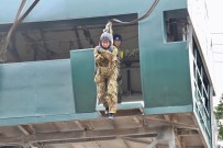 PARAŞÜTLE ATLAMA - Japon Savunma Bakanı Kono, 11 Metre Yükseklikten Atladı