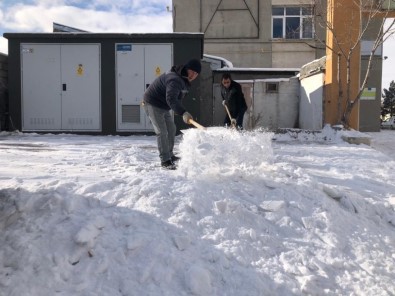 Kars'ta Belediye İşçilerinin Kar Mesaisi Başladı