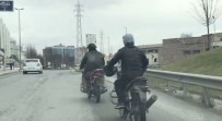 TEHLİKELİ YOLCULUK - Kasksız Motosikletli, Yakıtı Biten Başka Bir Motosikleti İple Çekti