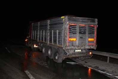 Manisa'da İki Tır Çarpıştı, Yol Savaş Alanına Döndü