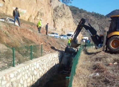 Nallıhan'da Otomobil Dereye Uçtu Açıklaması 1 Yaralı