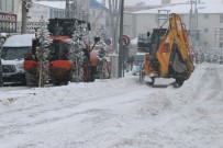 KAR KALINLIĞI - Özalp İlçesinde Kar Yağışı